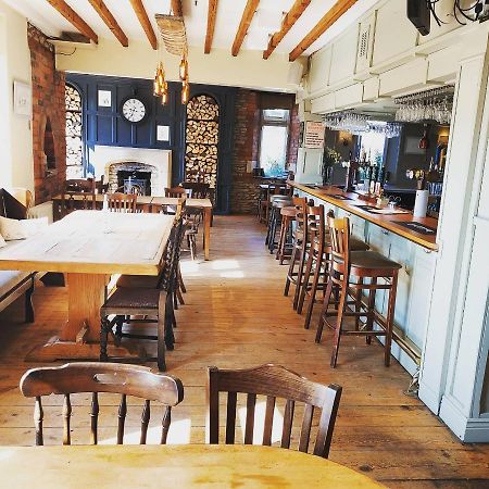 Tipputs Inn, Pub, Restaurant & Boutique Flats Stroud  Bagian luar foto
