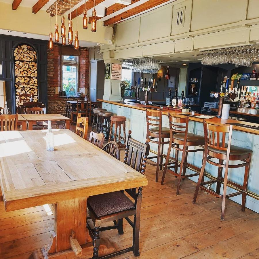 Tipputs Inn, Pub, Restaurant & Boutique Flats Stroud  Bagian luar foto